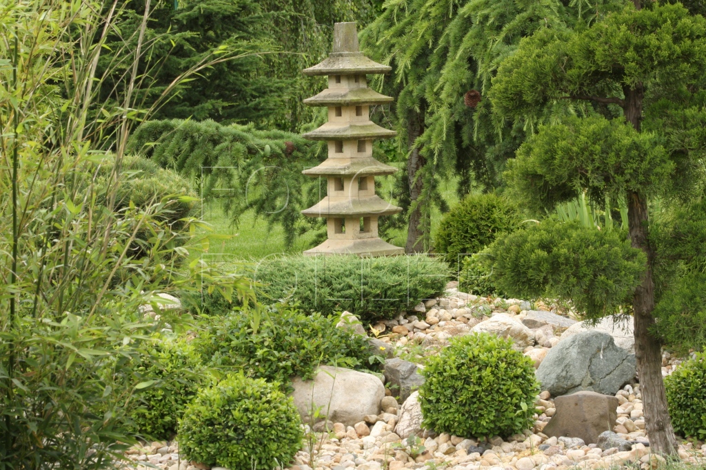 Pagoda jako vertikála na zeleném pozadí