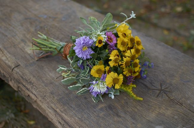 Základem této květinové vazby jsou zápleváky, ostálky a šalvěj.