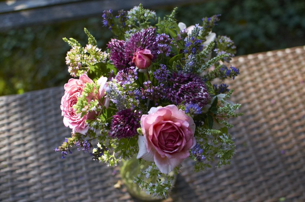 Květinová vazba z anglických růží Princess Alexandra of Kent, sporýšů argentinských, letních okrasných česneků, máty a dobromysli.