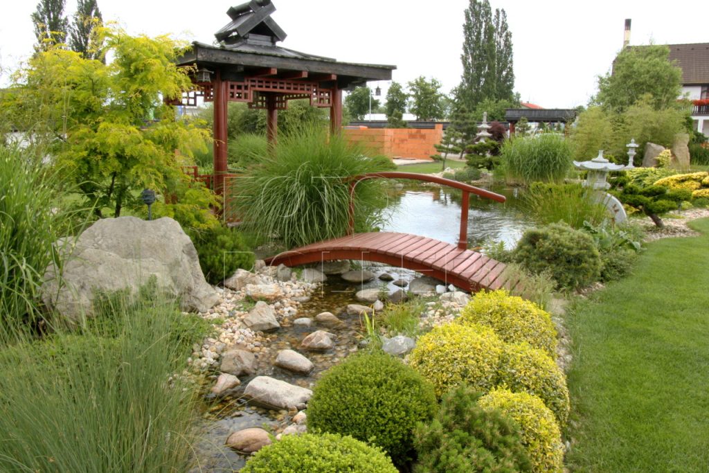 Posezení u tekoucí vody je časté na zahradách japonského typu