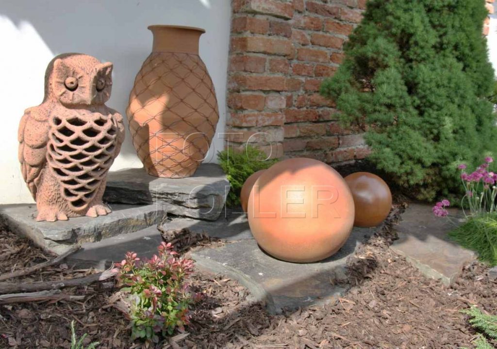 Zahradníci manželé Marciánovi do svých zahrad rádi rozmísťují keramiku z Podbořan