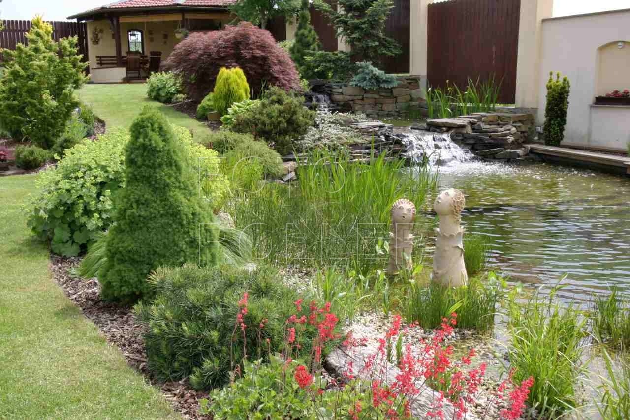 Příjemná zahrada na kopečku s vodou, zelení a keramikou