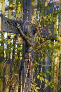 Litinový kříž se stal inspirací k obrazu Andělé na zahradě Juliany Jirousové.