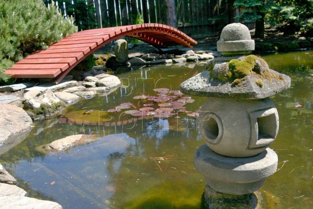 Japonské kamenné lampy se často umísťovaly nad vodu, aby se světlo zrcadlilo na hladině