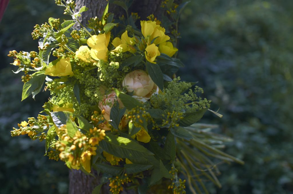 Slavnostní kytice jejímž základem jsou anglické růže Wollerton old hall, vrbina obecná, pupalka a kontryhel měkký.