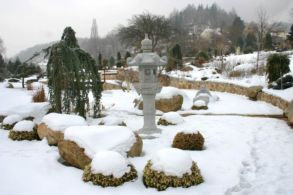 Voda, kameny a zeleň - tři stěžejní prvky japonské zahrady fungují, i když je voda ve skupenství sněhu a ledu