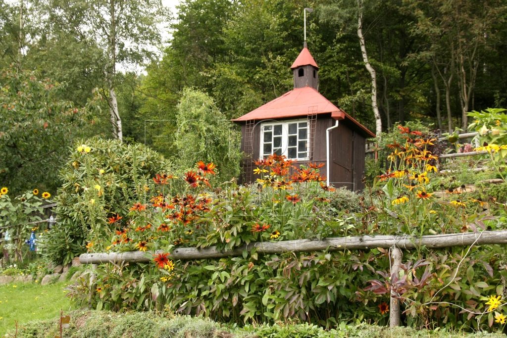 Obyčejný zahradní domek získal romantickou věžičku