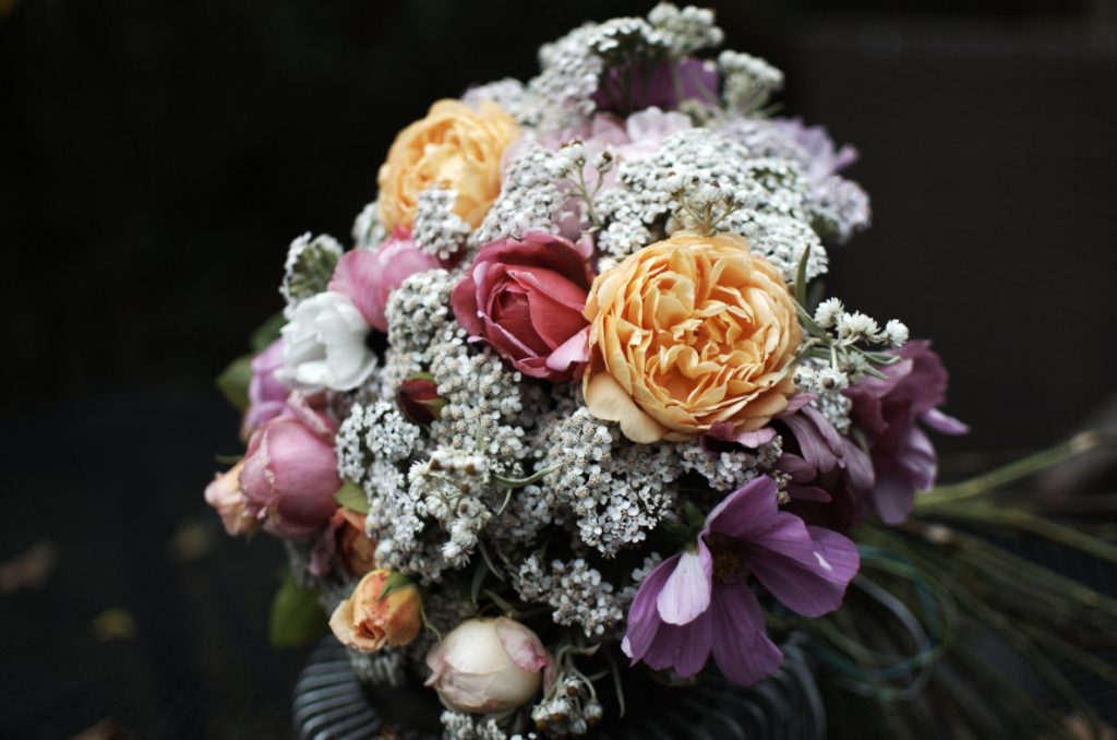 Bohatá květinová vazba z anglických růží doplněná řebříčkem, plesnivcem a krásenkami.