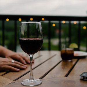 Posezení při sklence dobrého vína