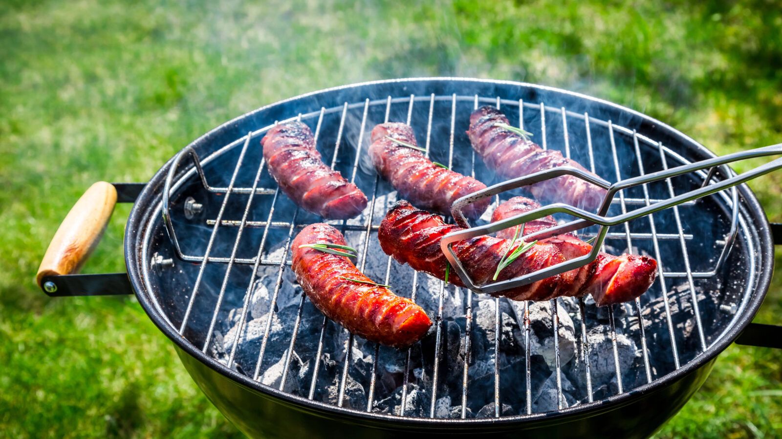 Čištění zahradního grilu / Depositphotos