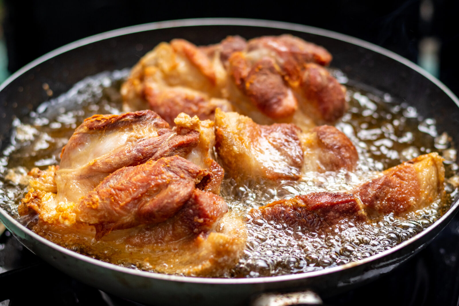 Prskající olej z pánve / Depositphotos