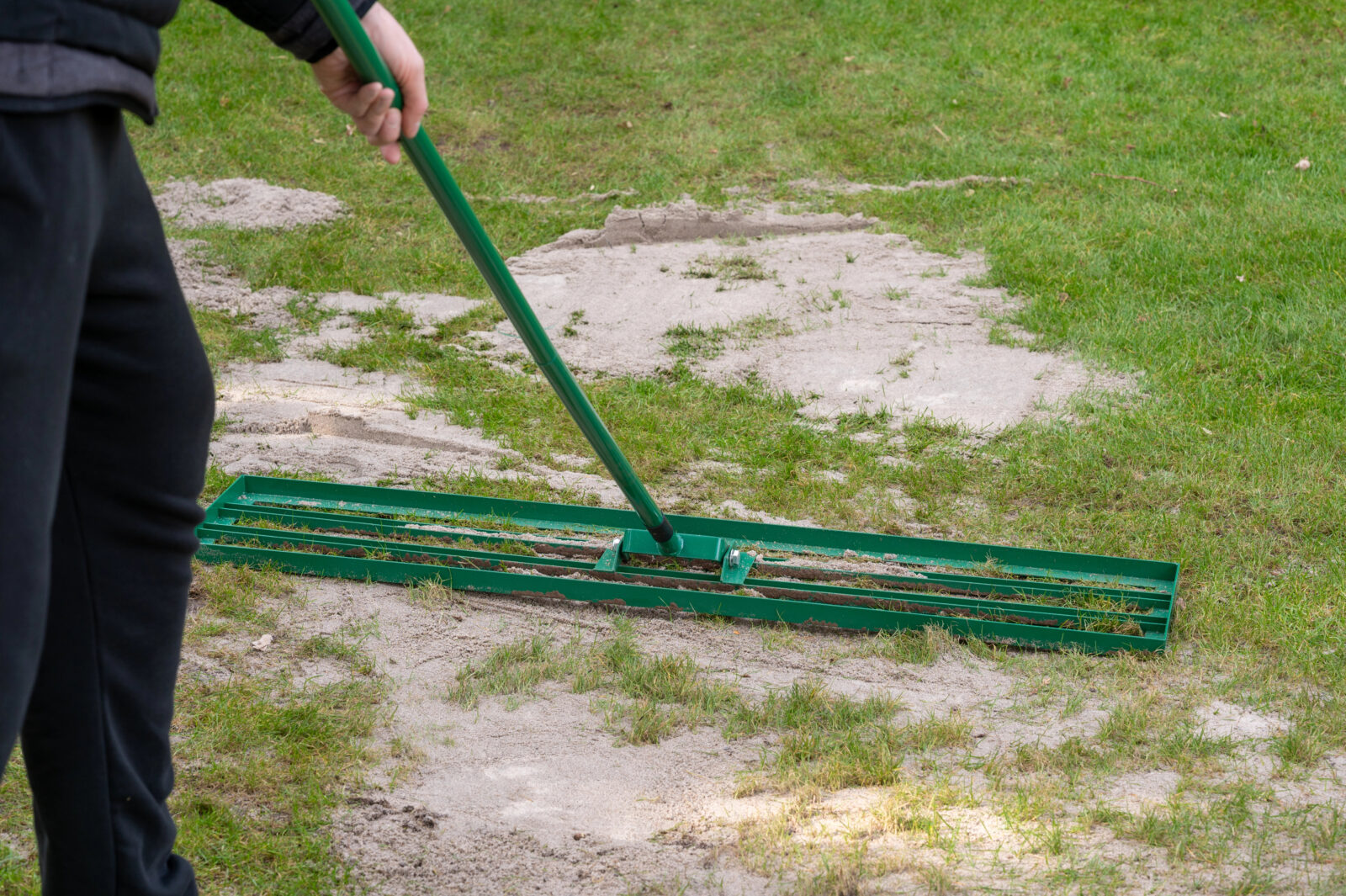 Vyrovnání trávníku / Foto: Depositphotos